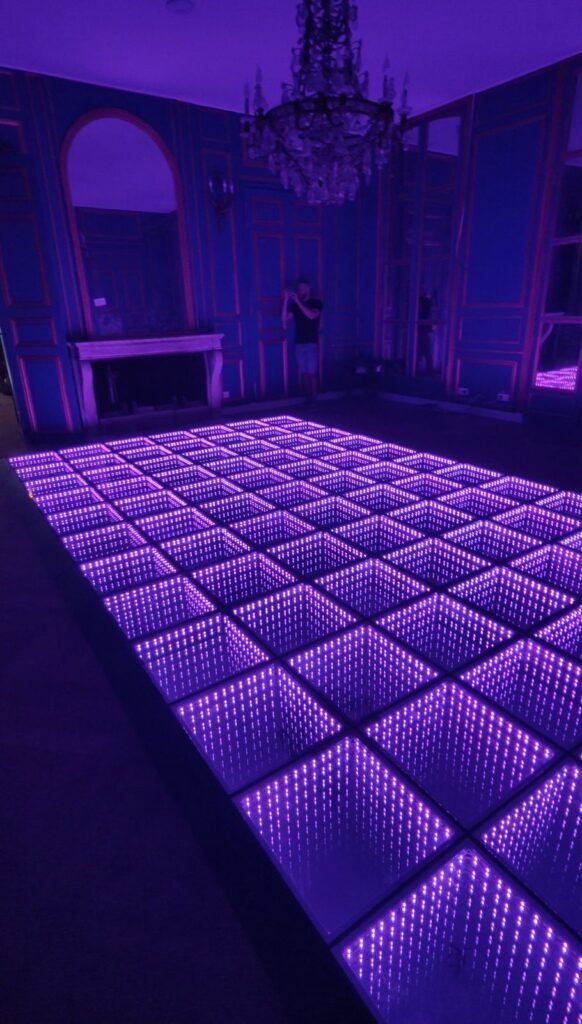 Piste de danse lumineuse LED violette installée pour un mariage en Île-de-France