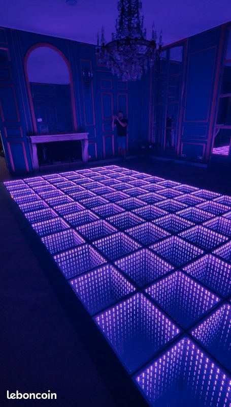 Piste de danse lumineuse LED violette installée dans une salle de réception