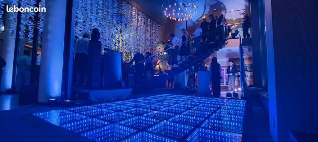 Piste de danse lumineuse LED bleue avec invités lors d'une soirée événementielle