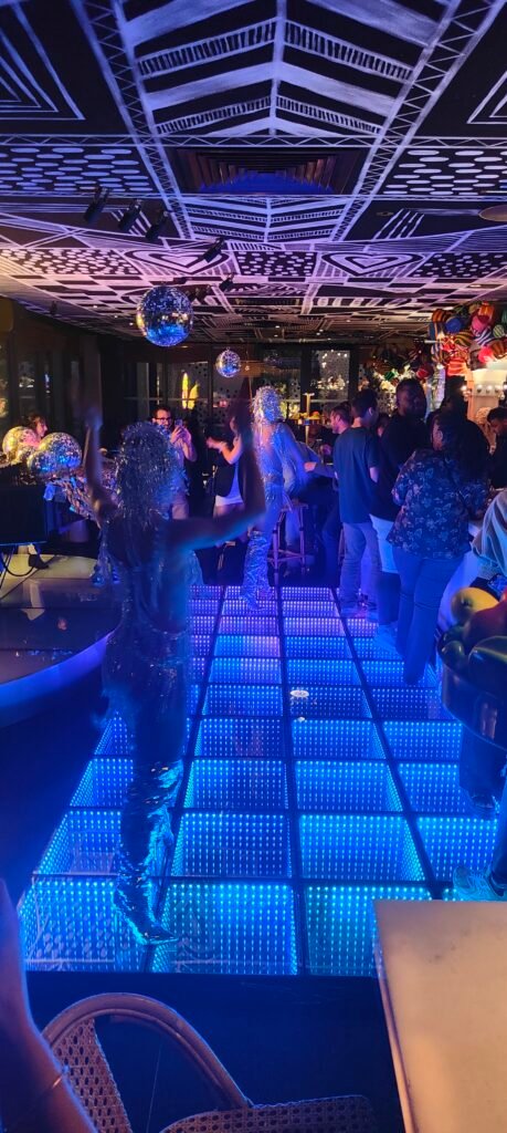 Piste de danse lumineuse LED avec danseuses en tenue disco