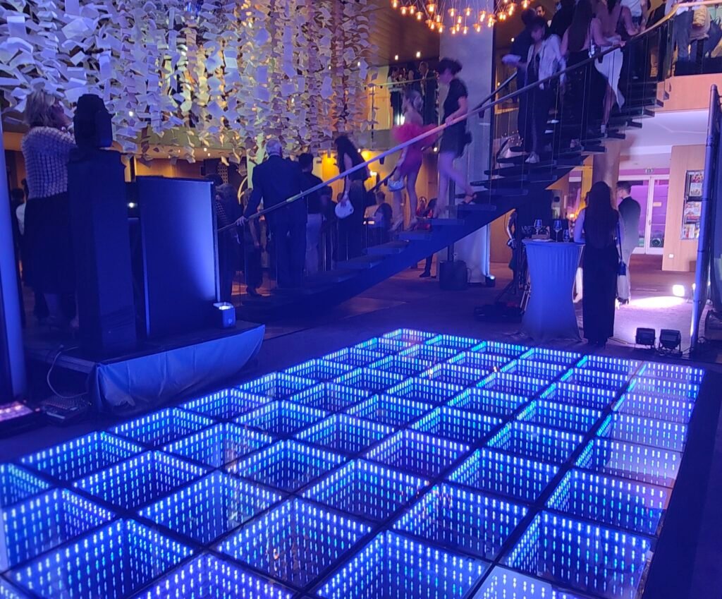 Piste de danse lumineuse LED lors d'une soirée avec invités et escalier